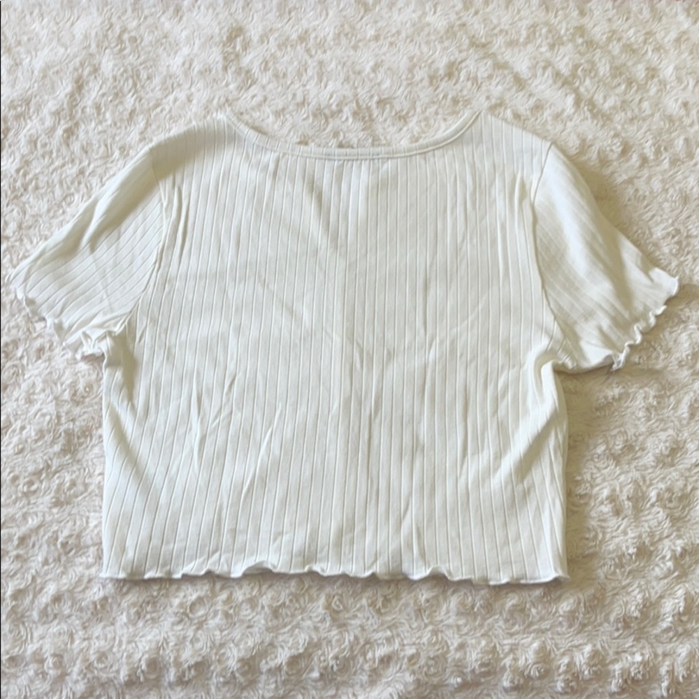 SHEIN Ribbed Buttoned Lettuce-Edge Top - Picture 2 of 4